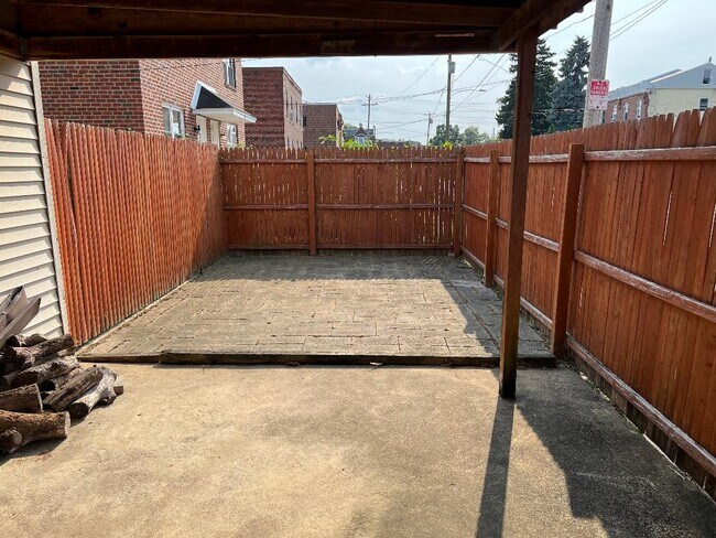 Gran patio trasero para su uso - 4400 McMenamy St