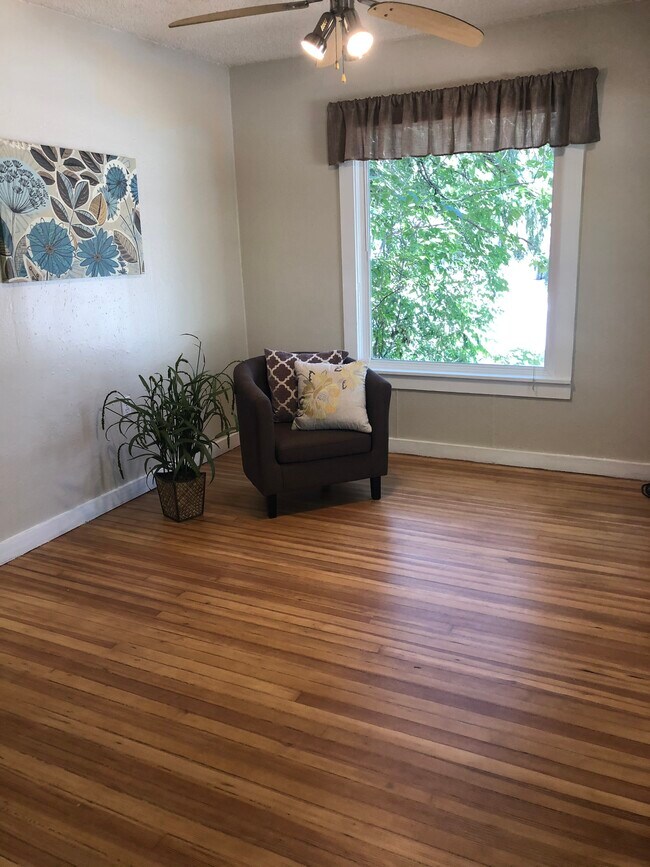 Building Photo - 1213 Maple St