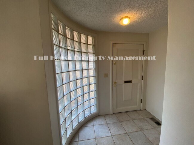 Building Photo - 4 br, 2 bath House - 2303 Oakway Terrace