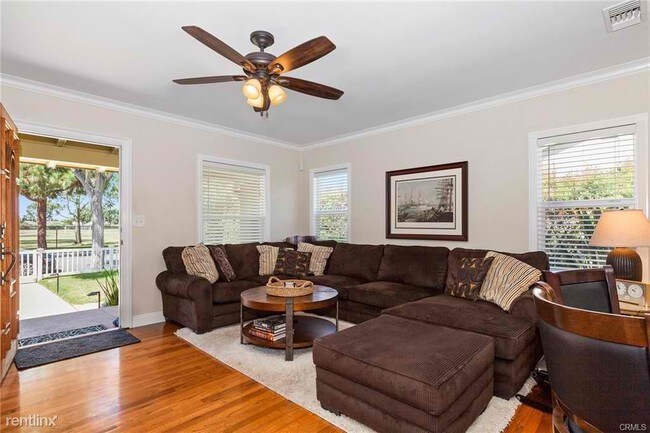 Foto del edificio - 448 E 18th St