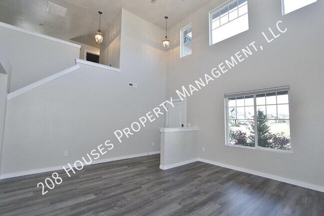 Building Photo - Immaculate Home w/Spacious Floor-plan