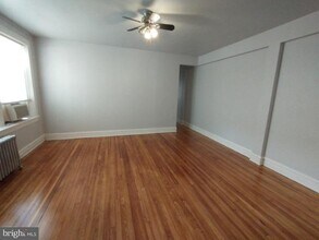 Building Photo - 307 Dolphin St