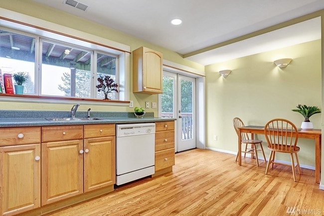 Kitchen - 1214 25th Ave E