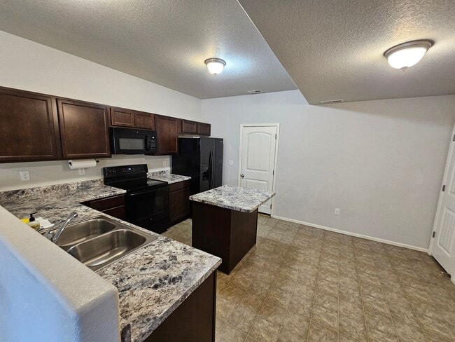 Building Photo - 3 Bed 3 bath Town Home in 80910!
