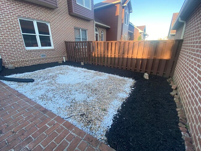 Private Yard - 140 Peppercorn Sq
