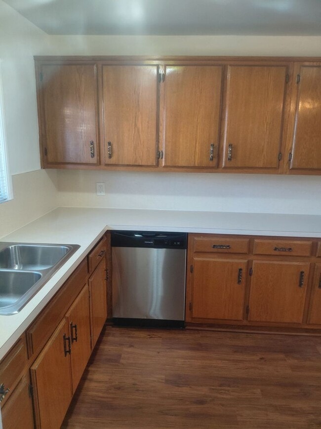 Building Photo - Charming Two Bedroom / One Bath Home! Very...