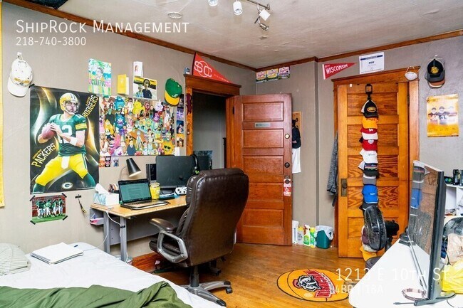 Foto del edificio - 1213 E 10th St