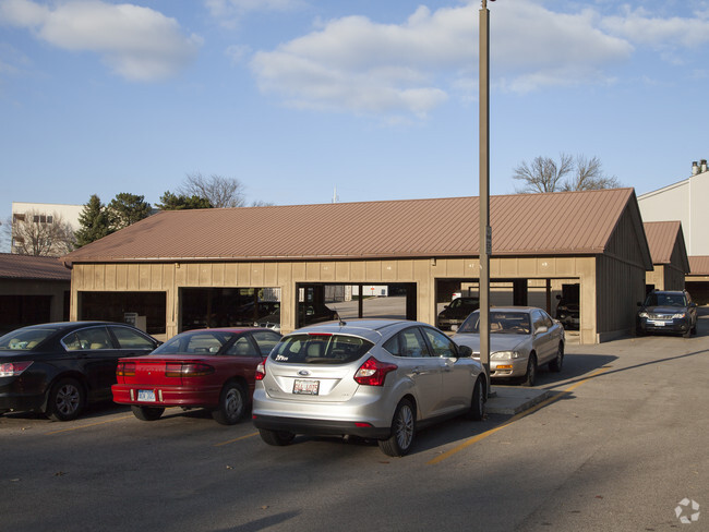 Building Photo - Oakridge