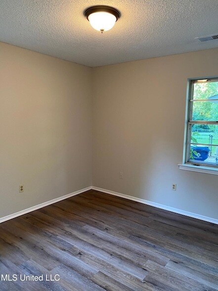 Foto del edificio - 5630 Crestwood Dr