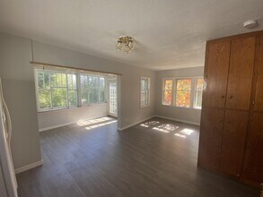 Building Photo - 371 Conmee St