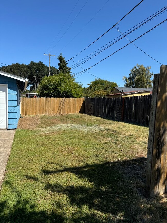 Building Photo - Freshly updated 2 bedroom 1 bathroom duplex!
