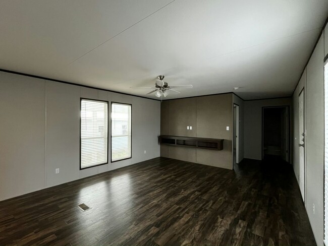 Building Photo - 602 N Victoria Rd