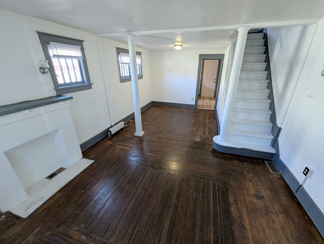 Building Photo - 2 bedroom Row Home