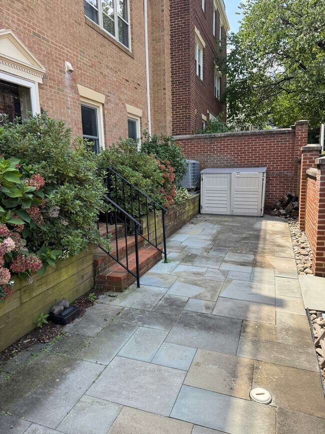 Foto del edificio - Rare Secluded Two Bedroom Arlington Townho...