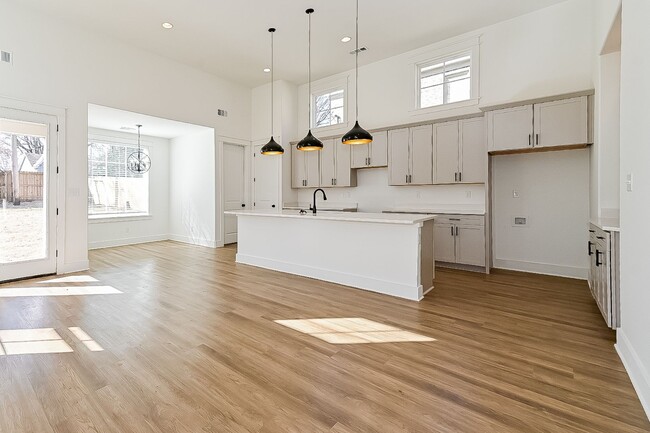 Building Photo - Beautiful Home For Rent near the Universit...