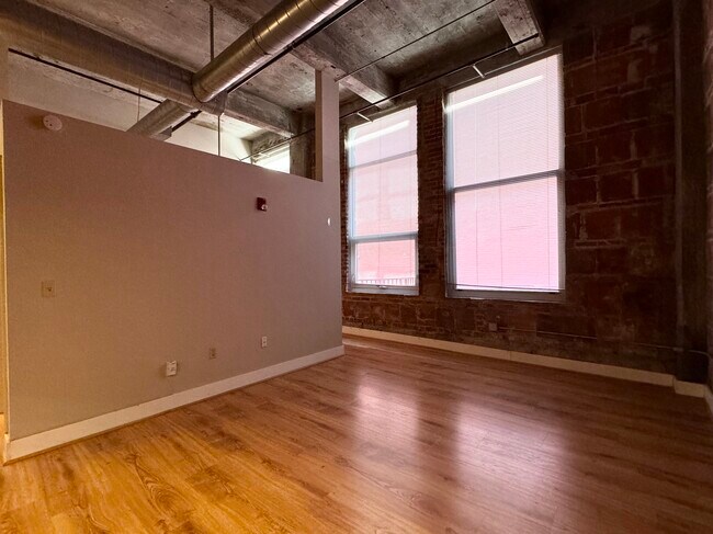 Building Photo - 321 W 7th St