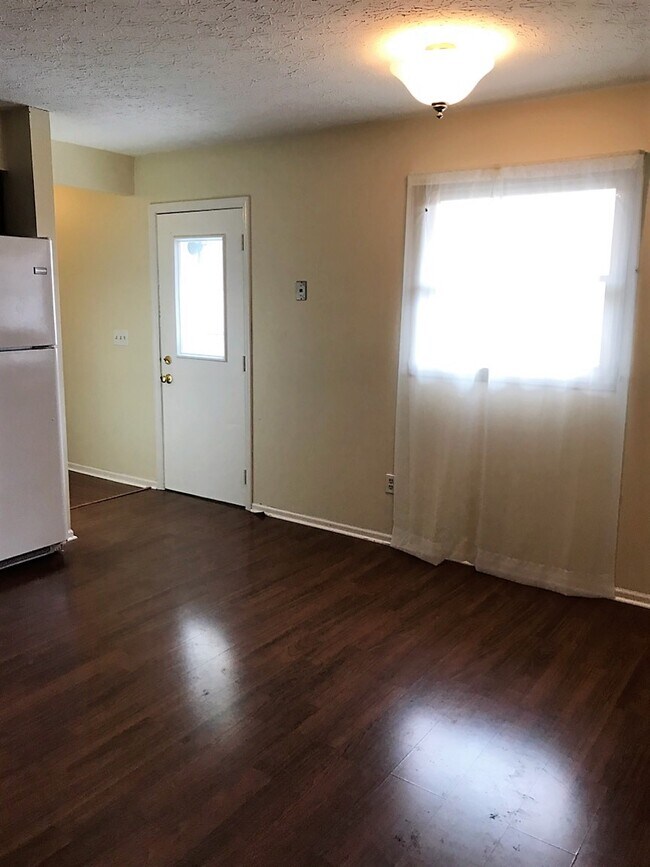 Eating space - 5495 Archway Dr