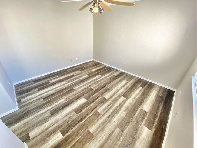 Building Photo - STUNNING 2 BEDROOM, 2 BATH CONDO LOCATED I...