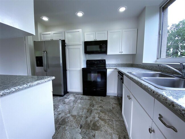Building Photo - 49 Briar Hollow Ln