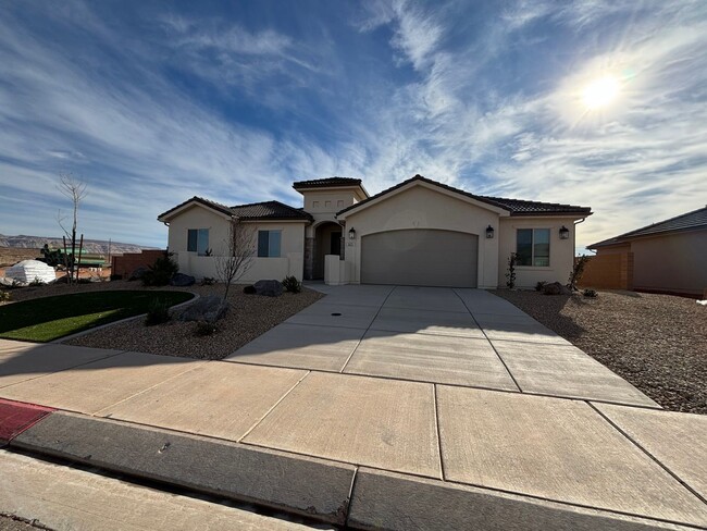 Foto del edificio - BRAND NEW HOME BY SAND HOLLOW FOR RENT!