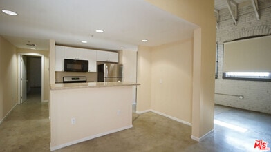Building Photo - 922 W 23rd St