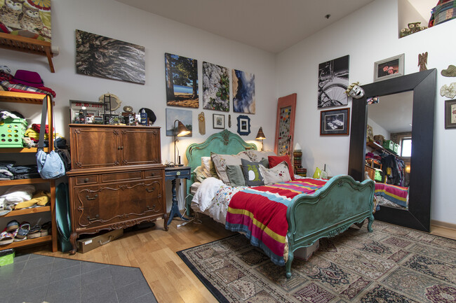 Building Photo - 537 Custer Ave