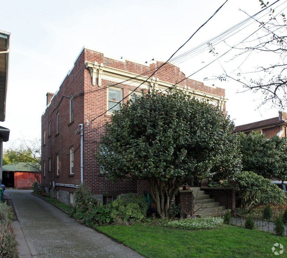 Building Photo - 3626-3632 Woodland Park Ave