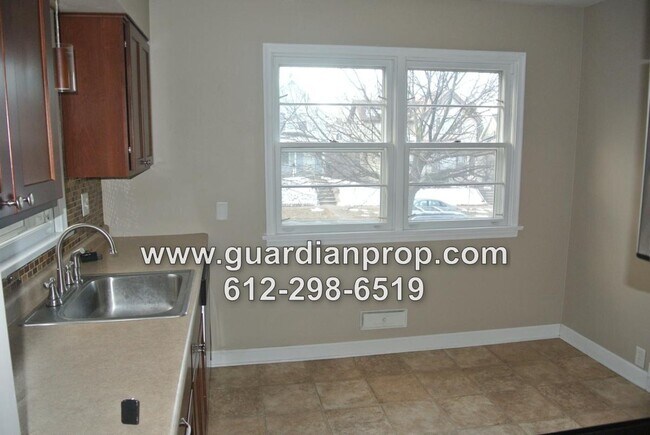 Foto del edificio - House in Midway Available September 1, Hardwood Floors, Updated Kitchen & Bath, Garage, Pet Frien...