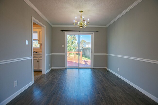 Building Photo - Pet Friendly Three Bedroom!