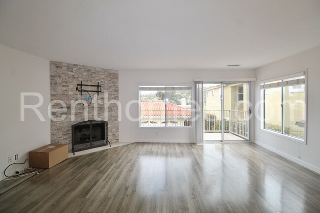Building Photo - 2528 Navarra Dr