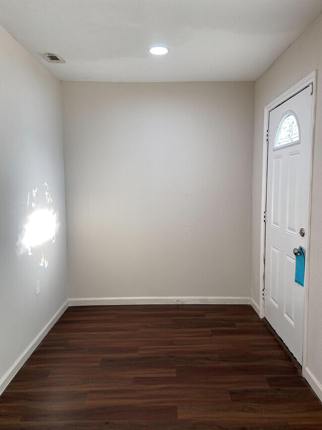 Building Photo - 1003 Daniels Dr