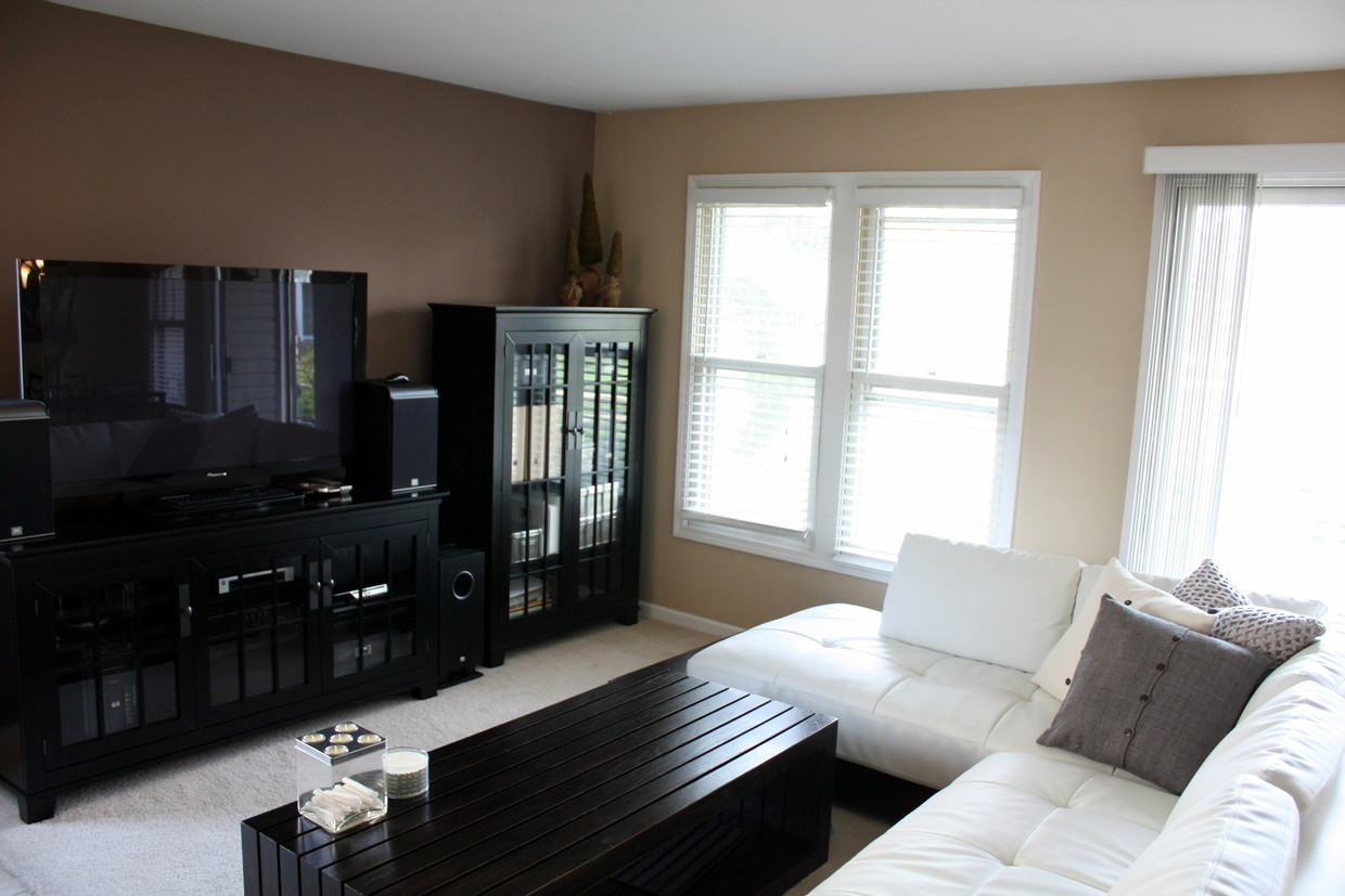 Living Room - 181 Inverness Ct