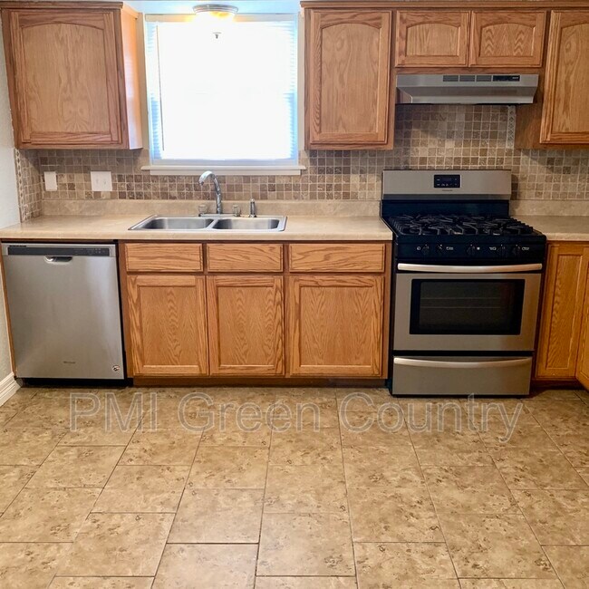 Building Photo - 428 S Elm Ct