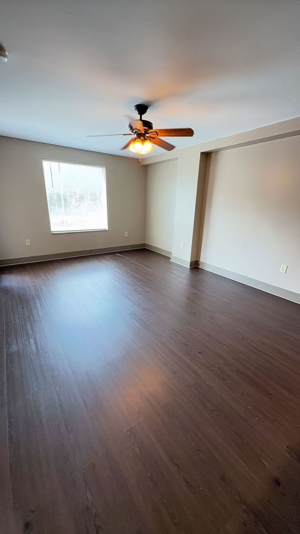 Foto del edificio - Great find for Lake Plaza: Available for FALL 2026! $3600/month - Move in 8/13/26!