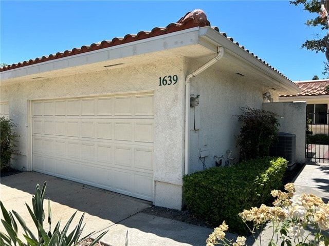 Building Photo - 1639 Red Hill N Dr