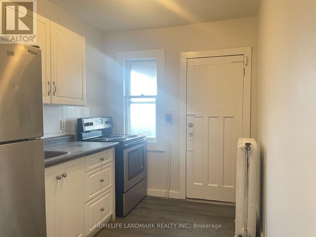 Building Photo - 985 Main St E