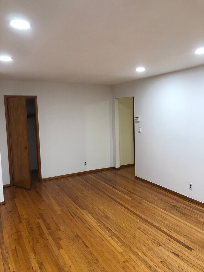 Building Photo - 128 Dutchess Ave