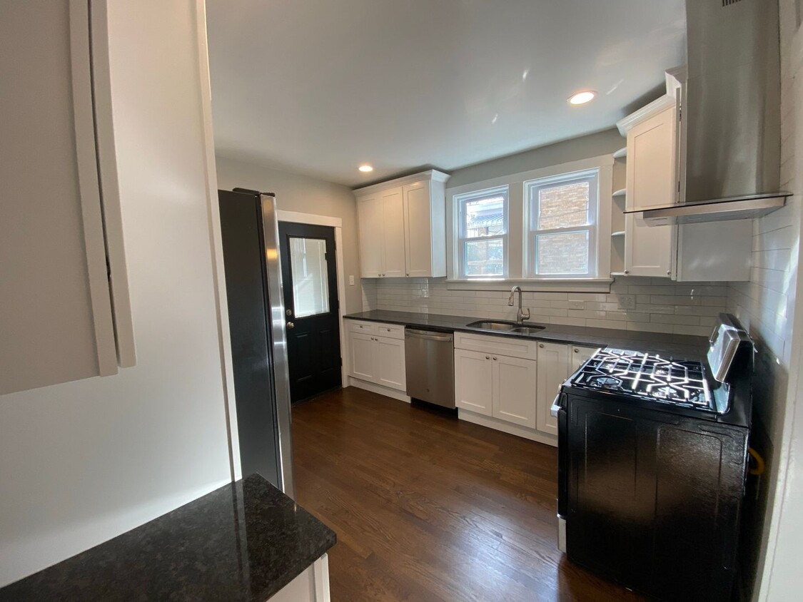 Foto principal - BEAUTIFULLY UPDATED 2 Bedroom home in Penn...