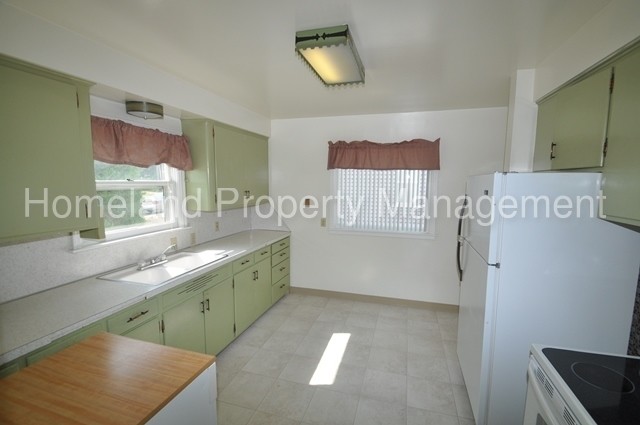 Building Photo - Upper South Hill Charmer!