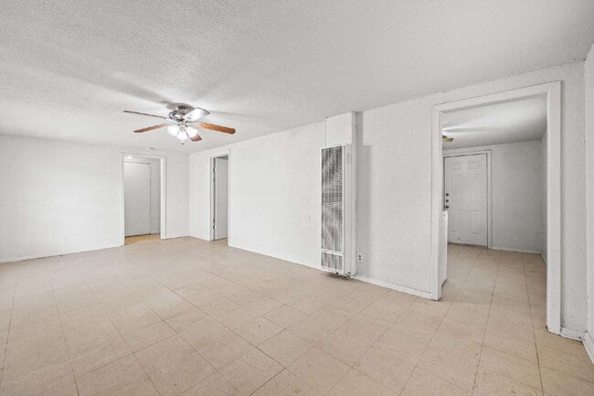 Building Photo - Spacious single story 2 bedroom 1 bath Ava...