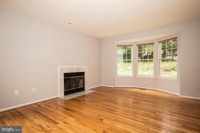 Foto del edificio - 1212 Walnut Wood Rd