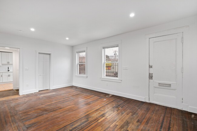 Building Photo - 455 George St