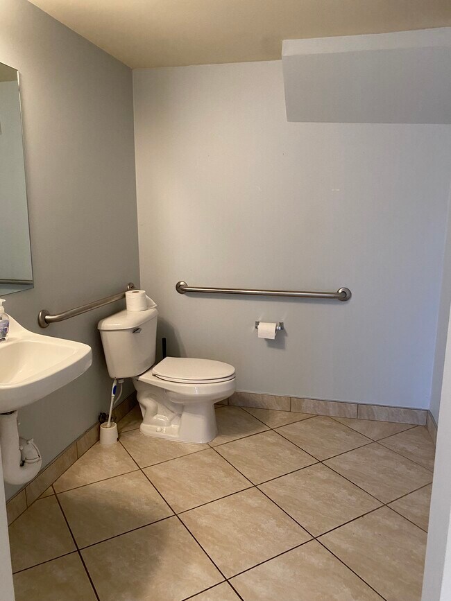 14055 Lakeside Blvd N Unit 28, Shelby Township, MI 48315 Condo for