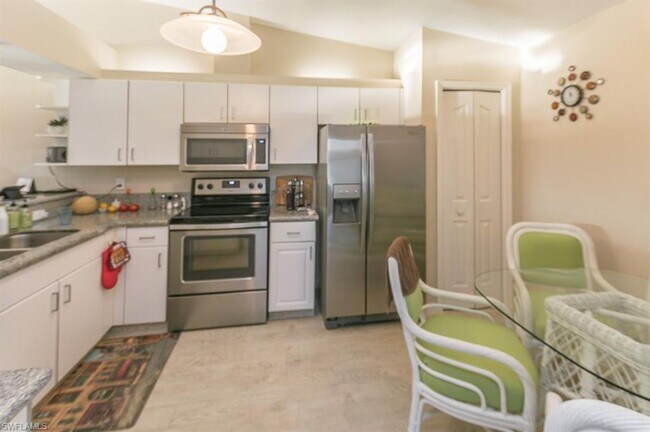 Foto del edificio - This well-furnished and charmingly updated...