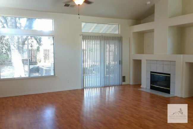 Building Photo - 8651 N Woodrow Ave