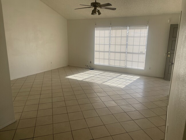 Building Photo - 5238