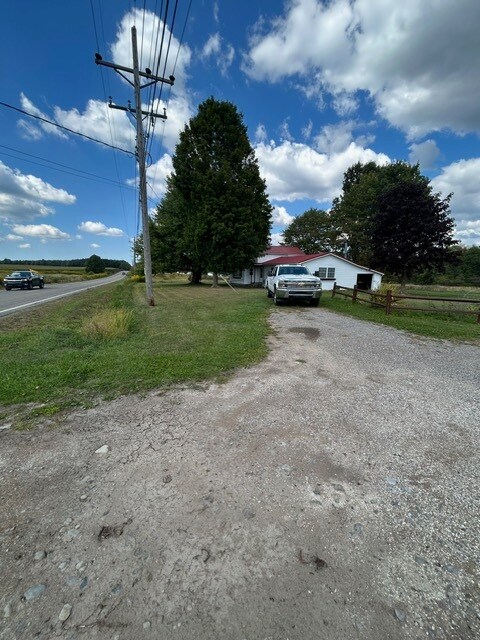 Foto del edificio - 24648 Plank Rd
