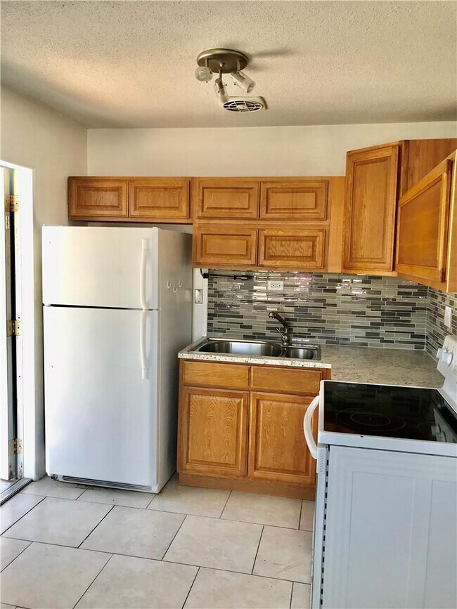 Building Photo - 5861 NE 18th Ave