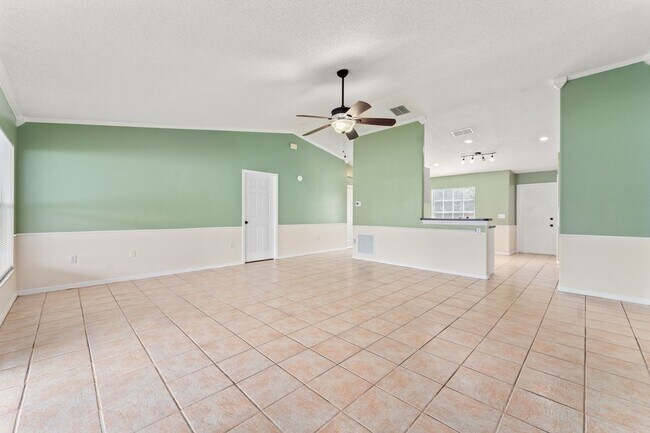 Building Photo - Cute 3/2 Home with Bonus room and Fenced B...