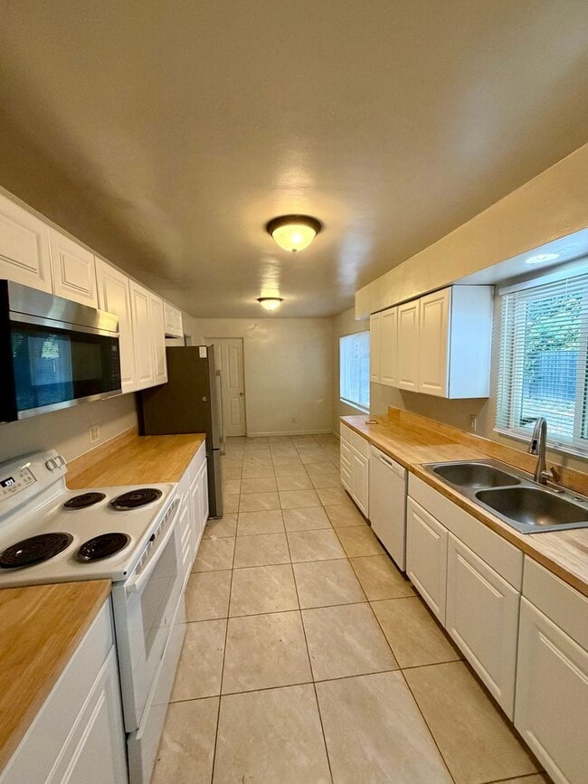 Building Photo - 930 De Moll Dr